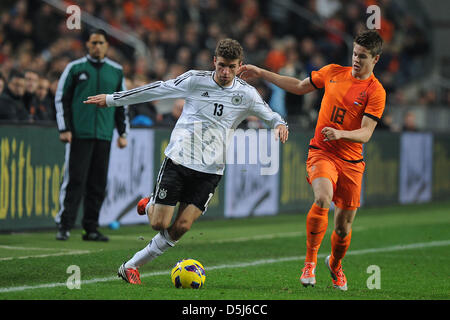 Germania Thomas Mueller il sistema VIES per la palla con Marco Van Ginkel (R) dei Paesi Bassi durante la partita internazionale tra i Paesi Bassi e la Germania a Amsterdam ArenA di Amsterdam, Paesi Bassi, 14 novembre 2012. Foto: Revierfoto Foto Stock