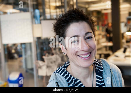 Il presentatore TV Dunja Hayali lavora nella redazione del giornale "taz" di Berlino, Germania, 16 novembre 2012. I giornalisti' iniziativa ProQuote produce il fine settimana edizione del "taz'. Foto: Maurizio Gambarini Foto Stock