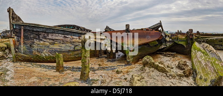 Hoo paludi con barche abbandonate che guarda al fiume Medway Kent panorama Foto Stock