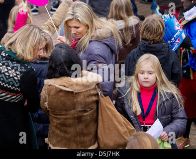 La Principessa olandese Maxima (C) e sua figlia Amalia (R) sono raffigurati durante l'evento di benvenuto per Sinterklaas e il suo Zwarte Pieten nel porto di Scheveningen, Paesi Bassi, 17 novembre 2012. Foto: Patrick van Katwijk PAESI BASSI FUORI Foto Stock