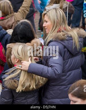 La Principessa olandese Maxima (R) e sua figlia Amalia sono illustrati durante l'evento di benvenuto per Sinterklaas e il suo Zwarte Pieten nel porto di Scheveningen, Paesi Bassi, 17 novembre 2012. Foto: Patrick van Katwijk PAESI BASSI FUORI Foto Stock