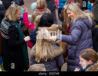 La Principessa olandese Maxima (R) e sua figlia Amalia sono illustrati durante l'evento di benvenuto per Sinterklaas e il suo Zwarte Pieten nel porto di Scheveningen, Paesi Bassi, 17 novembre 2012. Foto: Patrick van Katwijk PAESI BASSI FUORI Foto Stock