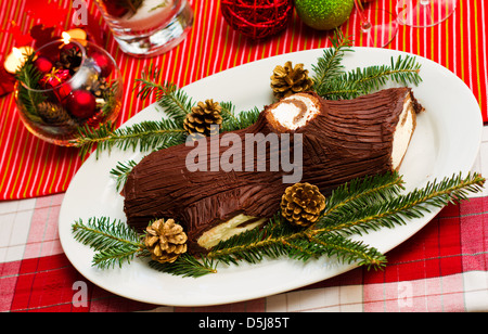 Tradizionale Francese tavola di Natale con Natale yule log torta con decorazione di Natale. Foto Stock