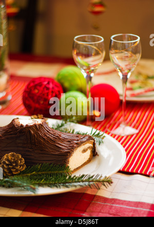 Tradizionale Francese tavola di Natale con Natale yule log torta con decorazione di Natale. Foto Stock