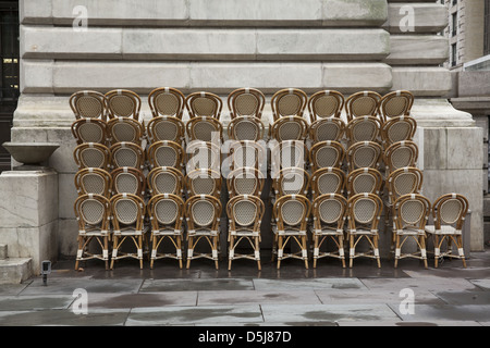 Impilati cafe sedie a Bryant Park dietro la Biblioteca Pubblica di New York a Manhattan Foto Stock