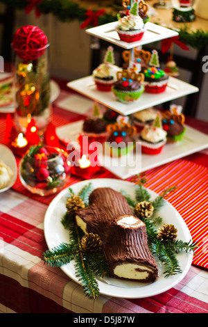 Tradizionale Francese tavola di Natale con Natale yule log torta con decorazione di Natale. Foto Stock