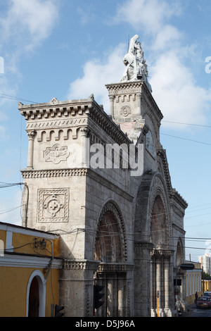 La porta principale per il cimitero di Colon noto anche come Christopher Columbus cimitero (Cemetario de Colon), a Vedado, Havana Foto Stock
