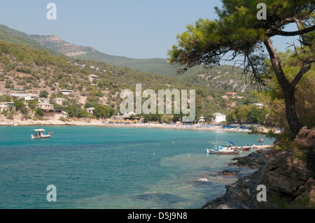 Isola greca settembre Vista verso la spiaggia dalla penisola di Alyki o Aliki Foto Stock