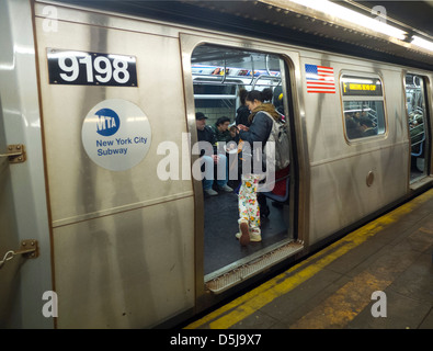 Metropolitana treno in stazione Foto Stock