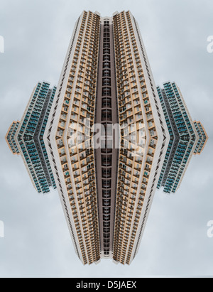 Un immagine astratta di un raschiatore di sky blocco di appartamenti a Hong Kong, Cina Foto Stock