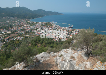 Isola greca settembre Limenas o Thassos città visto dalla cittadella dell'acropoli Foto Stock