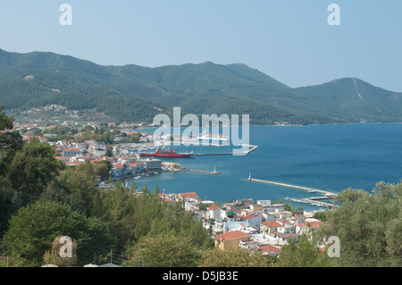 Isola greca settembre Limenas o Thassos città visto dall'antico anfiteatro sulla collina sopra Foto Stock