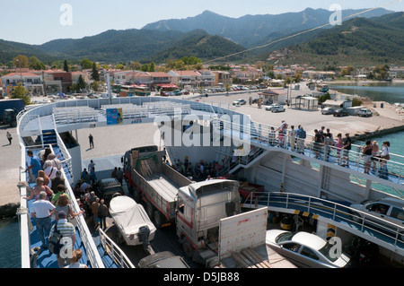 Settembre traghetto da Keramoti sulla terraferma greca ormeggio nel porto di Limenas (Thassos città) Foto Stock