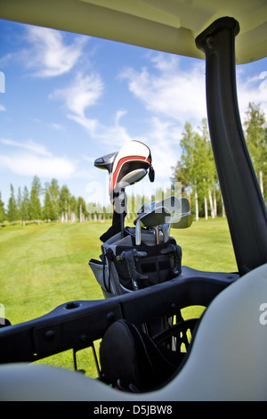 Golfbag in buggy e messa a fuoco selettiva su clubs Foto Stock