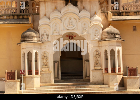 Intricati entrata ad arco porta all interno del Hawa Mahal Palace di vento Jaipur India Rajasthan Foto Stock