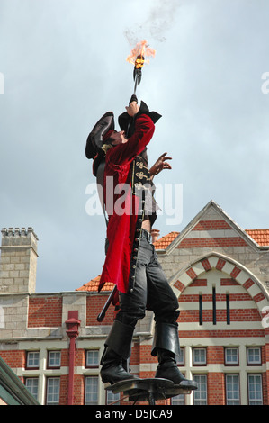 Eseguire mangiafuoco e sword swallower. Fremantle. Foto Stock