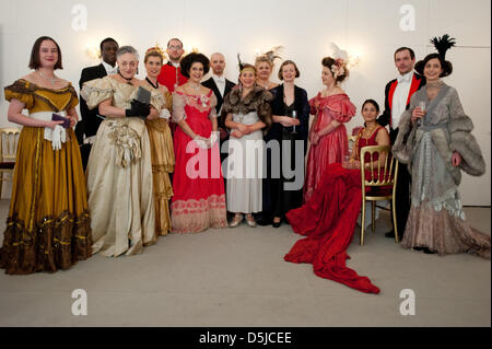 Londra, Regno Unito. Il 3 aprile 2013. Gli ospiti posano per una foto in pieno periodo in abito da sera in un impressione speculare di un palazzo del XIX secolo il salone parigino. Il progetto del salone ricrea l'incontri esclusivi nel cuore di ciò che è stata la società francese la golden age - un'epoca di cambiamenti, in eccesso e indagine. Credito: Piero Cruciatti / Alamy Live News Foto Stock