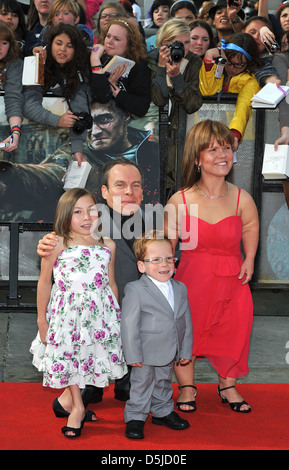 Warwick Davis e famiglia Harry Potter ed il Deathly Hallows: Parte 2 - world premiere del film trattenuto su Trafalgar Square - Foto Stock