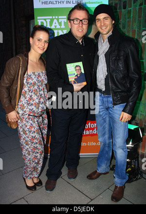 Nadja Scheiwiller (ragazza da Alexander Klaws), Sven Flohr e Alexander Klaws (attore musicale "Tarzan") al lancio del libro Foto Stock