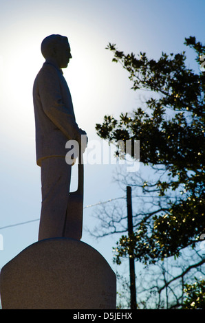 Statua di Jim Reeves retroilluminati da sole situato nel Jim Reeves Memorial Park appena fuori Cartagine, Texas, Stati Uniti d'America Foto Stock