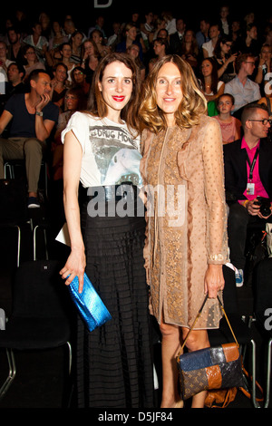 Julia Malik e Annette Weber a Mercedes-Benz Fashion Week Berlin Primavera/Estate 2012 - Rena Lange fila anteriore alla moda tenda a Foto Stock