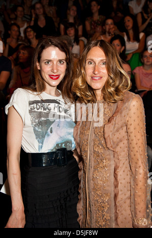 Julia Malik e Annette Weber a Mercedes-Benz Fashion Week Berlin Primavera/Estate 2012 - Rena Lange fila anteriore alla moda tenda a Foto Stock