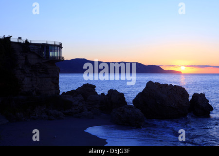 Il Balcón de Europa e Playa El Salon (Salon Beach) Nerja, sulla Costa del Sol in provincia di Malaga, Spagna presso sunrise Foto Stock