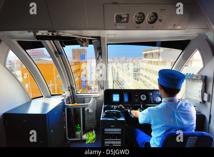 Un conduttore sulla Monorotaia Okinawa Foto Stock