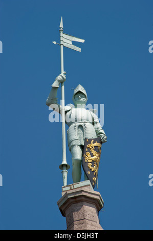 Cavaliere con armatura lucente con pilone e la protezione Foto Stock