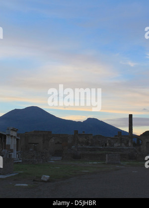 Rovine di Pompei al tramonto con il Vesuvio sullo sfondo Foto Stock