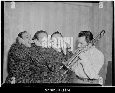 Un ritratto del trombonista jazz Buddy Morrow con i Ritz Brothers, catturato a New York intorno al maggio 1947. La fotografia mette in evidenza il loro ruolo nella scena musicale e di intrattenimento del tempo. Foto Stock