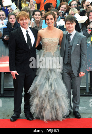 Emma Watson, Daniel Radcliffe, Rupert Grint Harry Potter ed il Deathly Hallows: Parte 2 - world premiere del film trattenuto sul Foto Stock