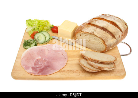 Pane rustico pane e ingredienti di sandwich su una tavola di legno isolata contro bianco Foto Stock