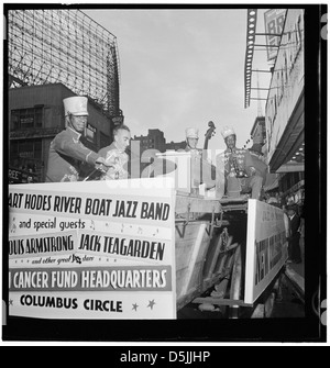 Questo ritratto raffigura Kaiser Marshall, Art Hodes e Henry Clay Goodwin, fotografati a Times Square, New York, nel luglio 1947. L'immagine cattura i tre musicisti jazz, riflettendo la vibrante scena musicale di New York della metà del XX secolo. Foto Stock