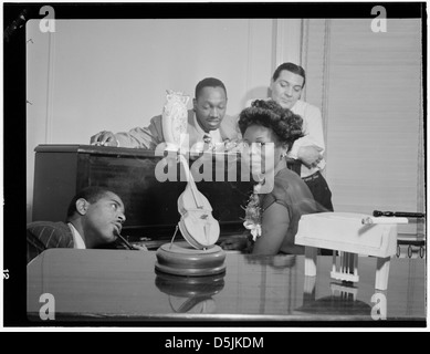 [Ritratto di Dizzy Gillespie, Tadd Daseron, Mary Lou Williams, e Jack Teagarden, appartamento di Mary Lou Williams, New York, N.Y., ca. Agosto 1947] (LOC) Foto Stock