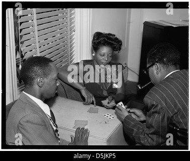 [Ritratto di Tadd DCameron, Mary Lou Williams, e Dizzy Gillespie, appartamento di Mary Lou Williams, New York, N.Y., ca. Agosto 1947] (LOC) Foto Stock