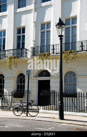 In bicicletta in parte anteriore del Georgian House con periodo lampione, Fitzroy Square, Fitzrovia, London, W1, England Regno Unito Foto Stock