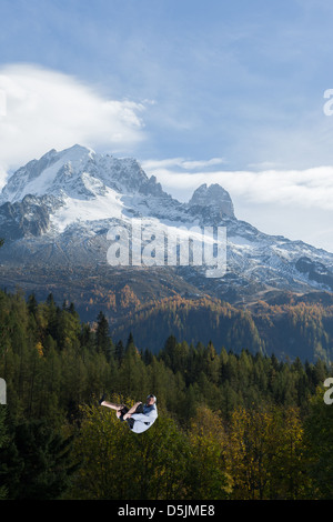 Atleta di eseguire trucchi su un trampolino Foto Stock