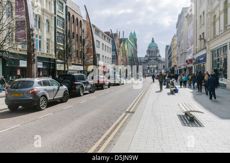 Donegal Place, la strada principale dello shopping a Belfast, guardando verso Belfast City Hall. Foto Stock