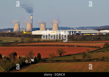 Leicestershire campagna su una serata primaverile offuscato dall'aeroporto di East Midlands e Ratcliffe su Soar power station Foto Stock