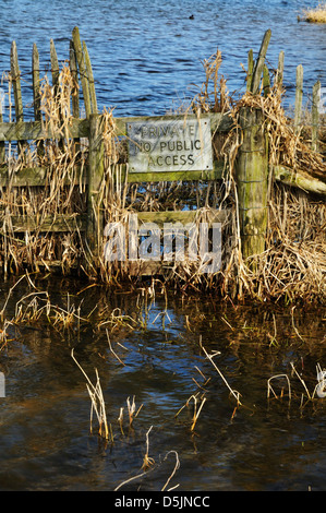 Avviso di confine indicante nessun accesso pubblico in un recinto in Staunton Harold serbatoio Foto Stock