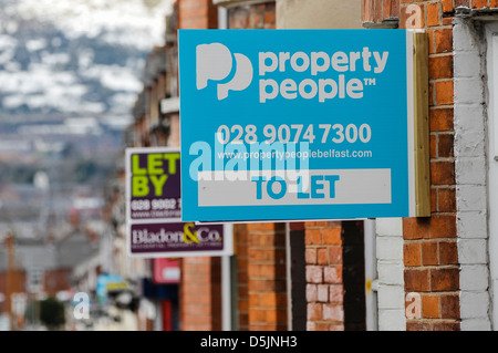 Per lasciare segni sul case a schiera a Belfast Foto Stock