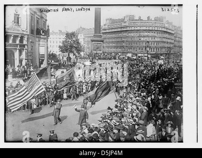 Un'immagine storica di una parata a Londra con l'Esercito della salvezza, con bandiere che sventolano vicino alla colonna di Nelson in Trafalgar Square. L'evento evidenzia il significato delle sfilate pubbliche nella vita culturale e civica di Londra. Foto Stock