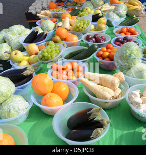 La frutta e la verdura visualizzati in ciotole di plastica sul mercato di Romford stallo London Borough Havering England Regno Unito Foto Stock