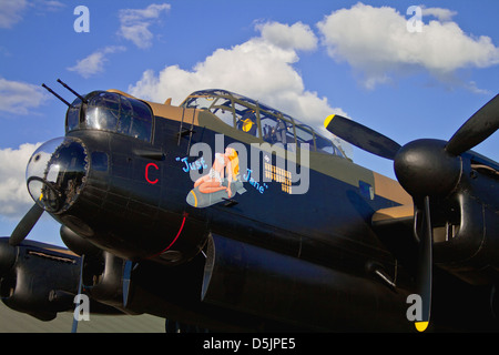 Lancaster Bomber appena Jane a Oriente Kirkby Foto Stock