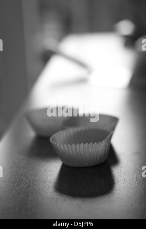 Una serie di casi cupcake illuminata delicatamente. Foto Stock