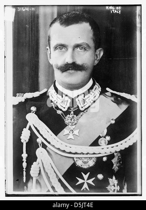 Una fotografia del re Vittorio Emanuele III d'Italia, che cattura il suo aspetto reale e la sua leadership all'inizio del XX secolo. L'immagine riflette la sua posizione di monarca durante il periodo della monarchia italiana. Foto Stock
