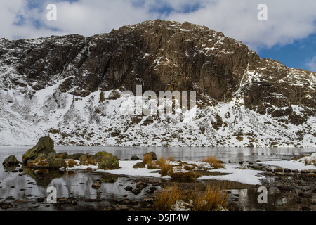 Inverno nel Lake District inglese - Jack's Rake su scramble Pavey Ark Foto Stock