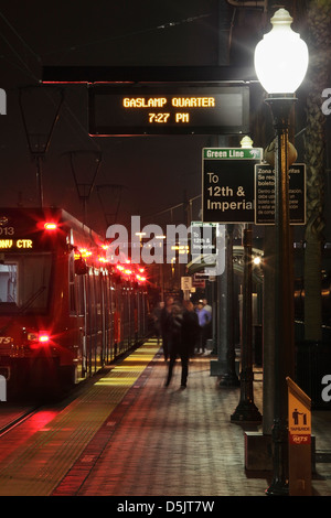 Persone che arrivano al Gaslamp Quarter via San Diego Trolley, San Diego, California, Stati Uniti d'America Foto Stock