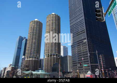 Marina Towers visto da Wacker Drive e Wabash Avenue Chicago Illinois Foto Stock